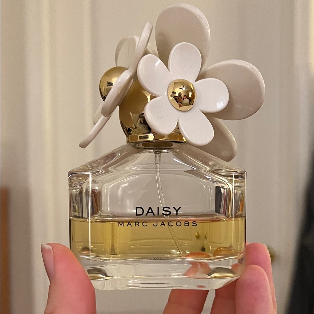 Marc Jacobs Daisy with White Floral Cap